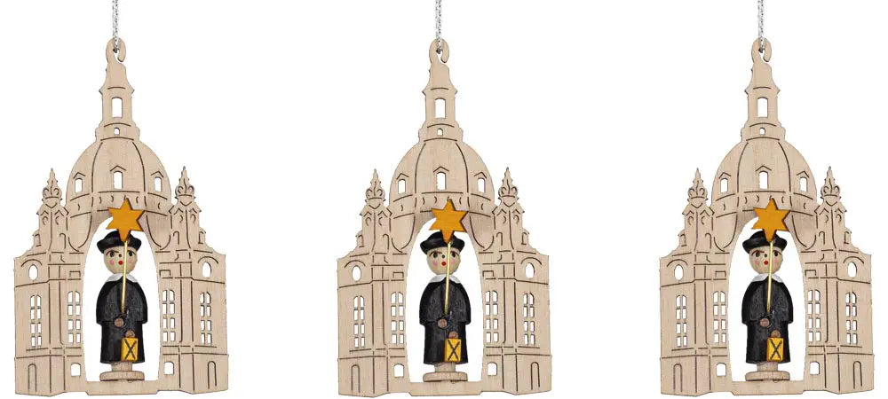 Drei hölzerner Christbaum‑Anhänger mit Motiv der Dresdener Frauenkirche und Kurrendefigur: Vor der fein gelaserten Silhouette der Frauenkirche mit Kuppel steht eine kleine Figur mit schwarzem Mantel und Stern. Der naturfarbene Baumbehang ist filigran gearbeitet und an einer silberfarbenen Aufhängeschnur befestigt. Baumbehang Dresdener Frauenkirche mit Kurrendefigur