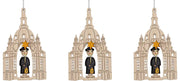 Drei hölzerner Christbaum‑Anhänger mit Motiv der Dresdener Frauenkirche und Kurrendefigur: Vor der fein gelaserten Silhouette der Frauenkirche mit Kuppel steht eine kleine Figur mit schwarzem Mantel und Stern. Der naturfarbene Baumbehang ist filigran gearbeitet und an einer silberfarbenen Aufhängeschnur befestigt. Baumbehang Dresdener Frauenkirche mit Kurrendefigur