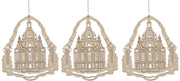 Drei hölzerne Christbaum‑Anhänger mit Motiv der Dresdener Frauenkirche: Der naturfarbene Anhänger zeigt die Frauenkirche mit Kuppel und detaillierter Fassadenstruktur, eingefasst von einem bogenförmigen Holzrahmen. Der Baumbehang ist fein gelasert und an einer silberfarbenen Aufhängeschnur befestigt. Baumbehang Dresdener Frauenkirche