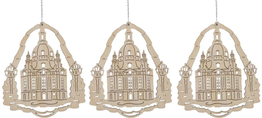 Drei hölzerne Christbaum‑Anhänger mit Motiv der Dresdener Frauenkirche: Der naturfarbene Anhänger zeigt die Frauenkirche mit Kuppel und detaillierter Fassadenstruktur, eingefasst von einem bogenförmigen Holzrahmen. Der Baumbehang ist fein gelasert und an einer silberfarbenen Aufhängeschnur befestigt. Baumbehang Dresdener Frauenkirche