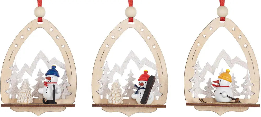 Baumbehang Schneemaenner mit Ski und Snowboard