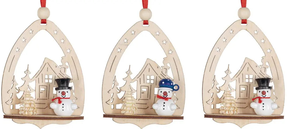Baumbehang Schneemann vorm Haus