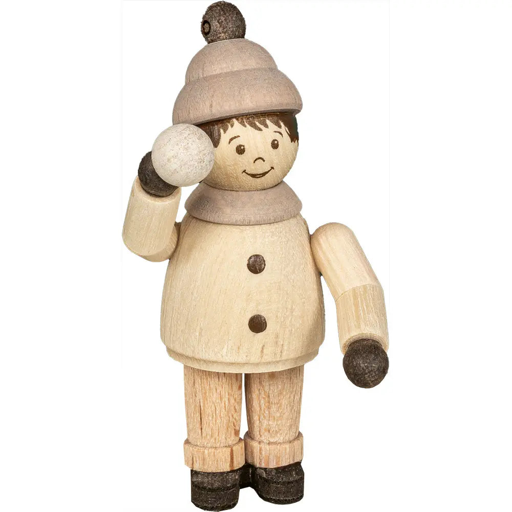 Junge mit Schneeball