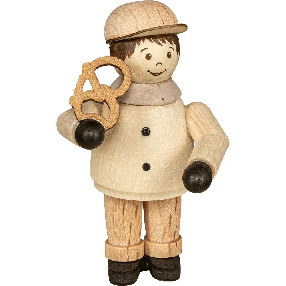Holzfigur Junge mit Brezel
