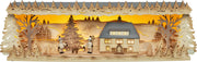 Schwibbogen­erhöhung aus Holz mit Seiffener Rathaus, Weihnachtsbaum, Figuren und winterlicher Landschaft. LED Panorama Schwibbogenerhöhung "Seiffener Rathaus" – Frontalansicht,  beleuchtet