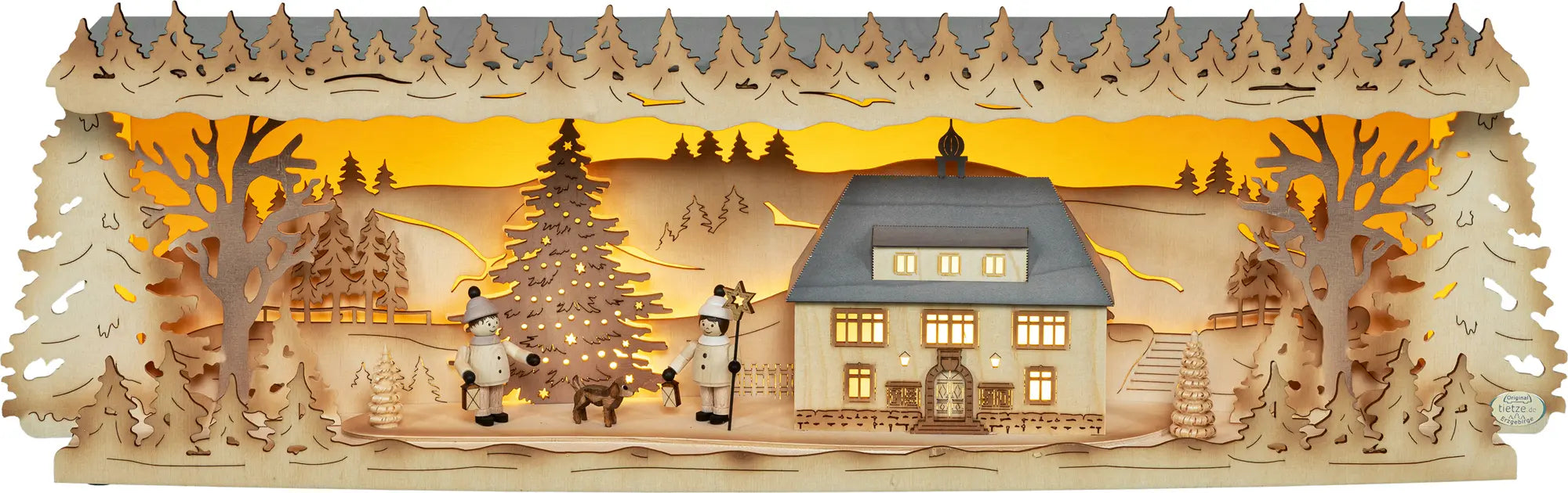 Schwibbogen­erhöhung aus Holz mit Seiffener Rathaus, Weihnachtsbaum, Figuren und winterlicher Landschaft. LED Panorama Schwibbogenerhöhung "Seiffener Rathaus" – Frontalansicht,  beleuchtet