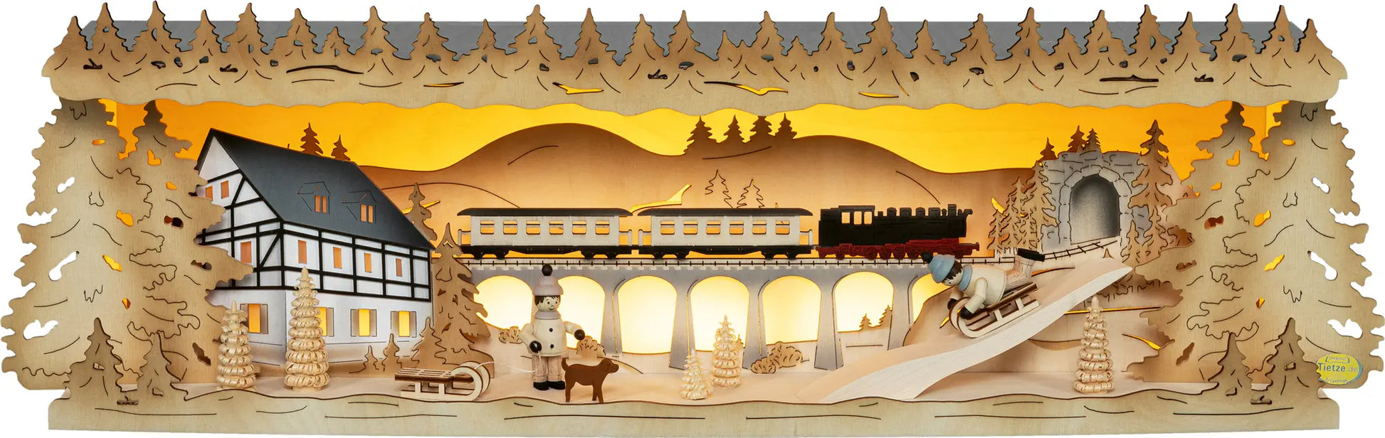 LED Panorama Schwibbogenerhöhung "Winterland Erzgebirge" – Frontal beleuchtet