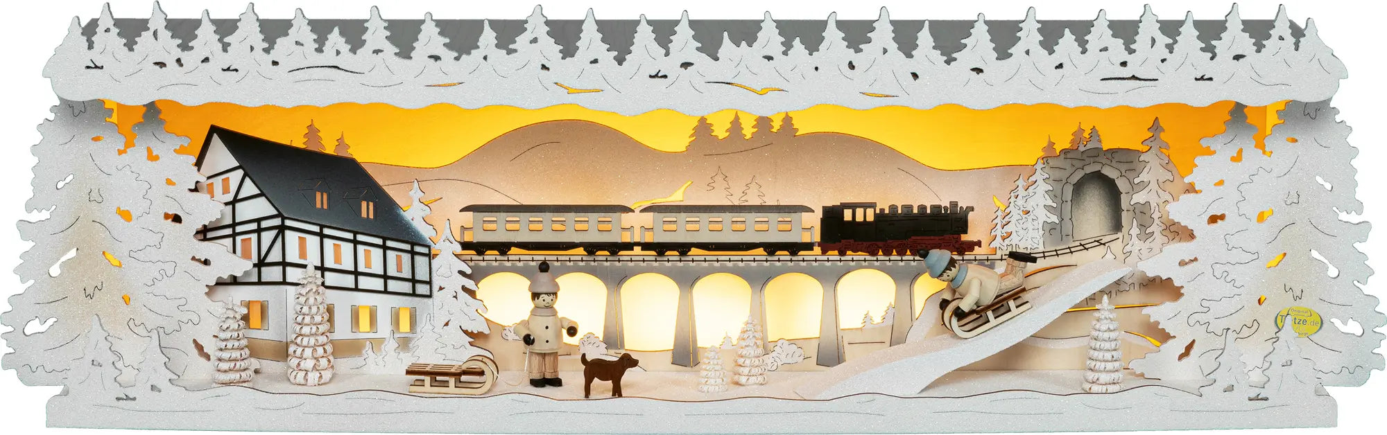 LED Panorama Schwibbogenerhöhung "Winterland Erzgebirge" beschneit – Frontal beleuchtet