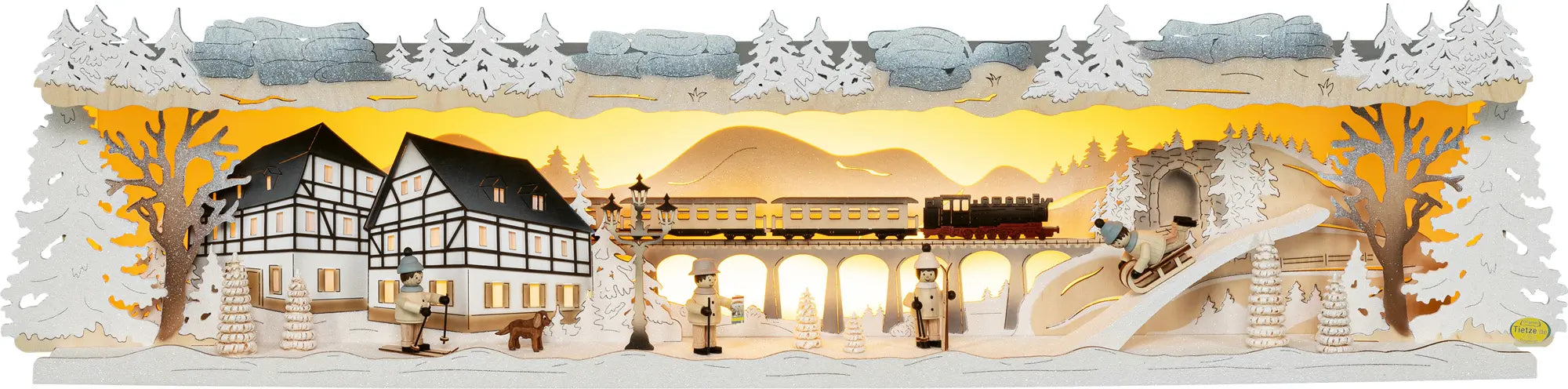LED Panorama Schwibbogenerhöhung "Winterland Erzgebirge" beschneit – Frontal beleuchtet