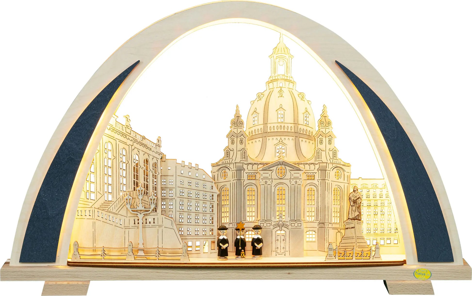 Beleuchteter Holz‑Schwibbogen mit Darstellung der Dresdener Frauenkirche, umgeben von historischen Gebäuden und drei Figuren, eingefasst von einem leuchtenden Bogen. LED Schwibbogen NEW LINE "Dresdener Frauenkirche" – Frontal beleuchtet