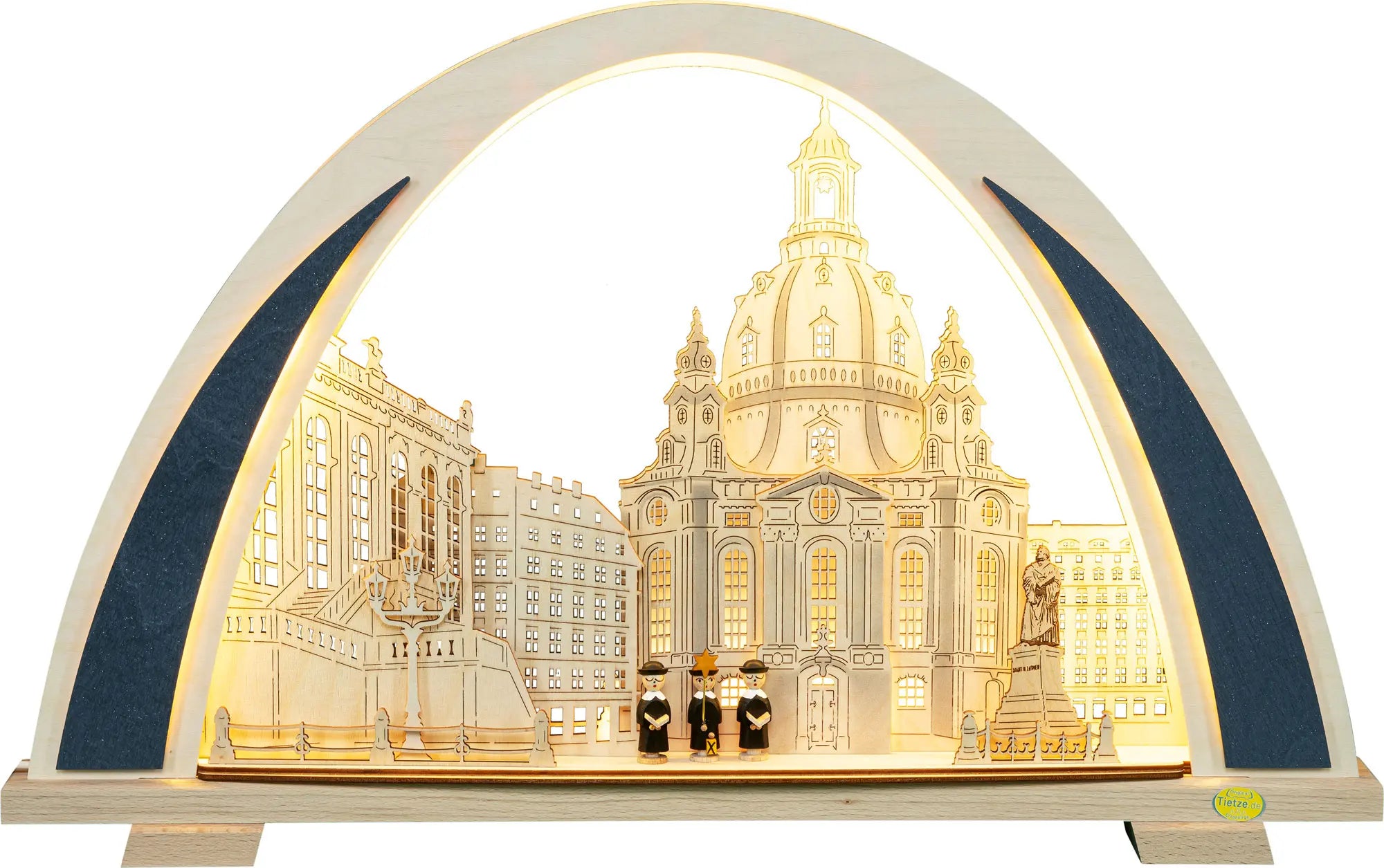 Beleuchteter Holz‑Schwibbogen mit Darstellung der Dresdener Frauenkirche, umgeben von historischen Gebäuden und drei Figuren, eingefasst von einem leuchtenden Bogen. LED Schwibbogen NEW LINE "Dresdener Frauenkirche" – Frontal beleuchtet