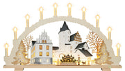 Beleuchteter Holz‑Schwibbogen mit Stadtszene von Schwarzenberg: Schloss mit Turm, historische Häuser, Bergmannsfigur mit Hund und Bäumen, darüber Kerzenlichter im Bogen. LED Schwibbogen "Schlosswanderung" – Frontal beleuchtet