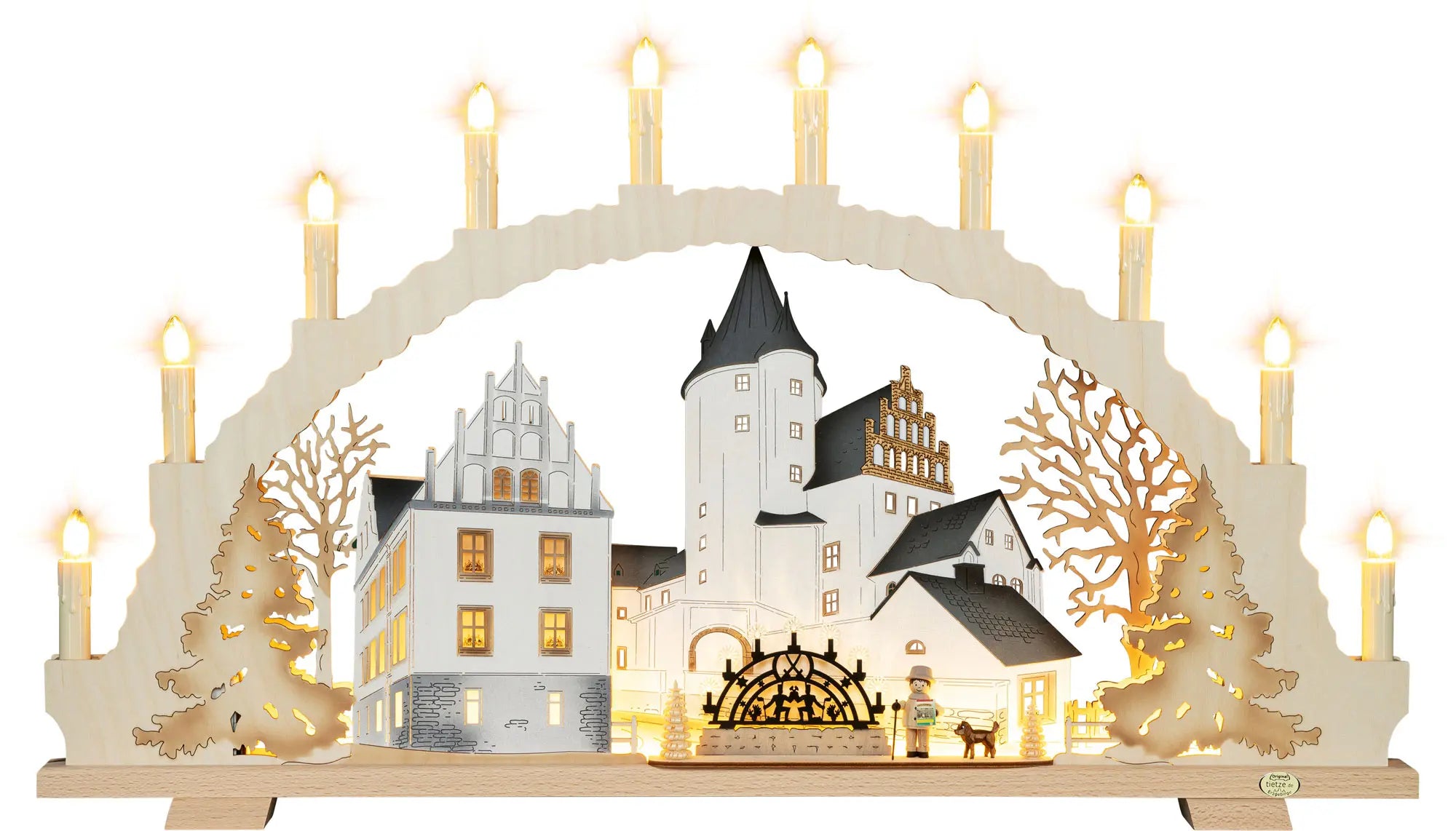 Beleuchteter Holz‑Schwibbogen mit Stadtszene von Schwarzenberg: Schloss mit Turm, historische Häuser, Bergmannsfigur mit Hund und Bäumen, darüber Kerzenlichter im Bogen. LED Schwibbogen "Schlosswanderung" – Frontal beleuchtet