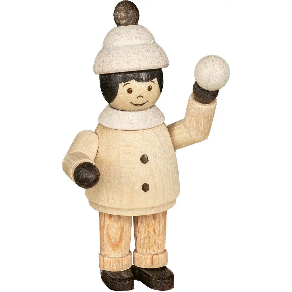 Mädchen mit Schneeball