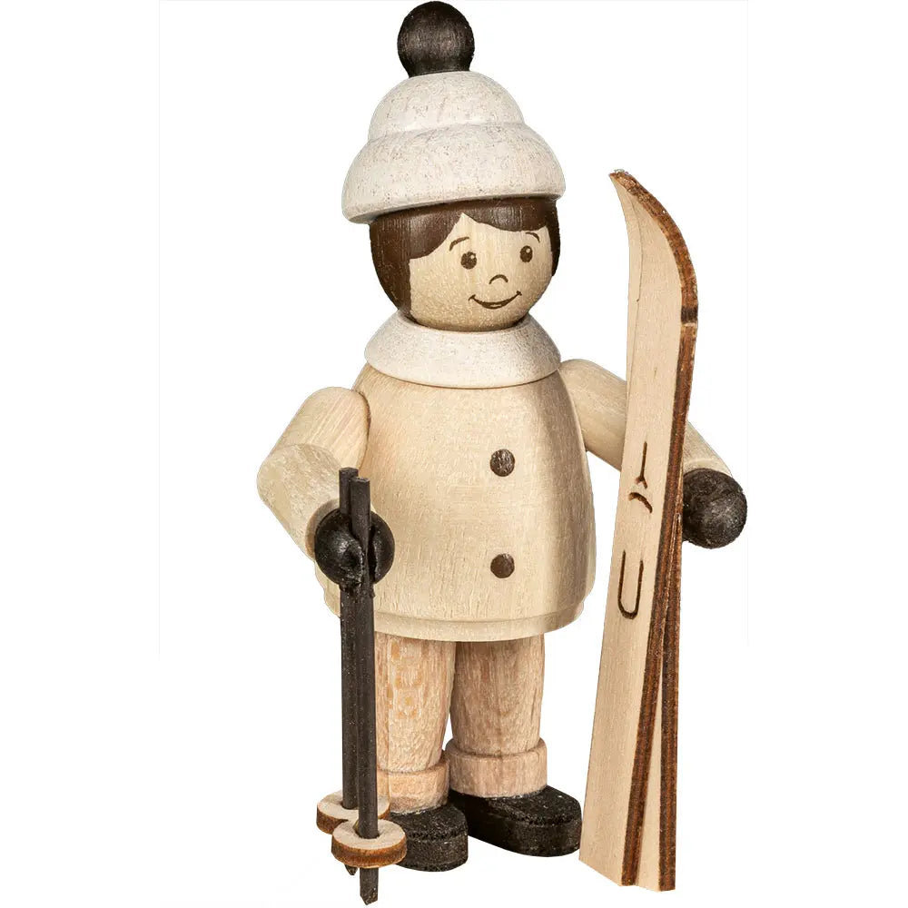 Mädchen mit Ski und Stöcken