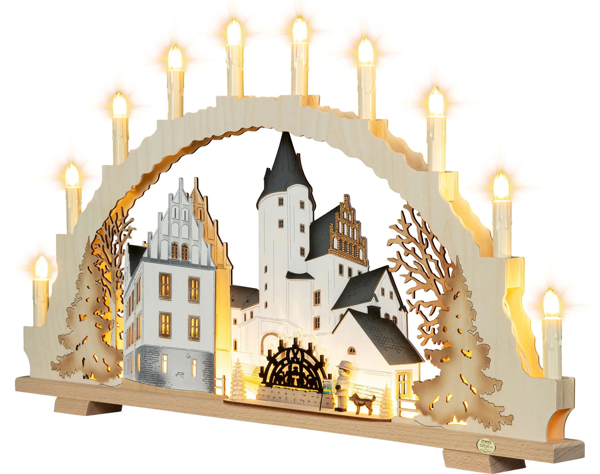 Beleuchteter Holz‑Schwibbogen mit Stadtszene von Schwarzenberg: Schloss mit Turm, historische Häuser, Bergmannsfigur mit Hund und Bäumen, darüber Kerzenlichter im Bogen. LED Schwibbogen "Schlosswanderung" – 45° Ansicht von links