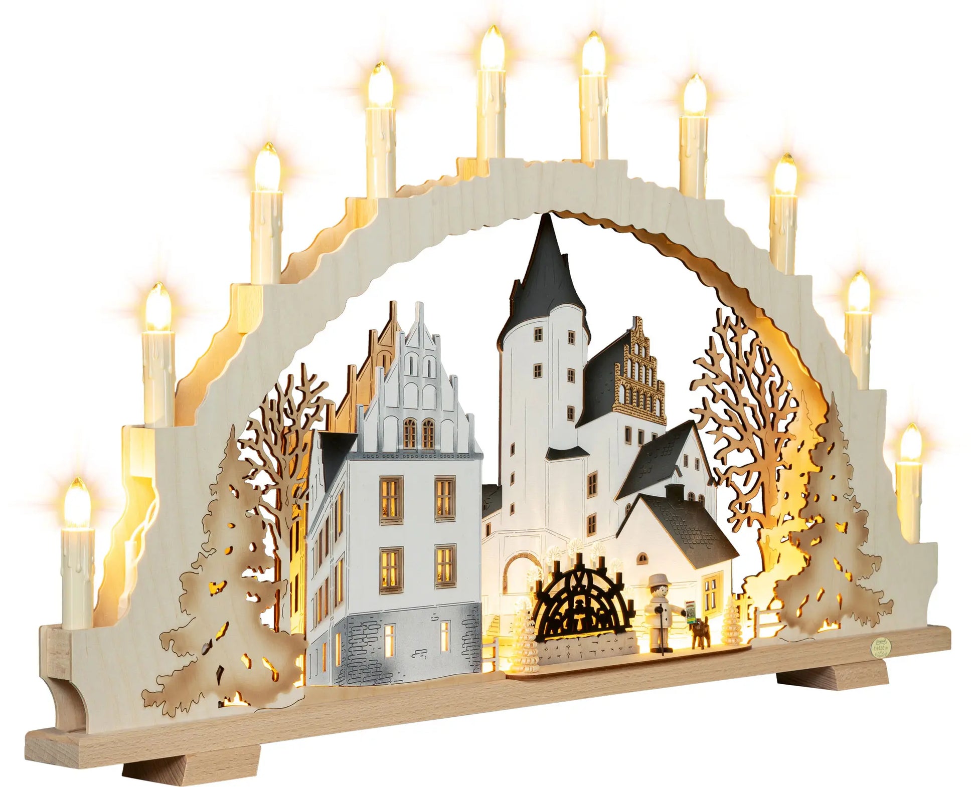 Beleuchteter Holz‑Schwibbogen mit Stadtszene von Schwarzenberg: Schloss mit Turm, historische Häuser, Bergmannsfigur mit Hund und Bäumen, darüber Kerzenlichter im Bogen. LED Schwibbogen "Schlosswanderung" – 45° Ansicht von rechts
