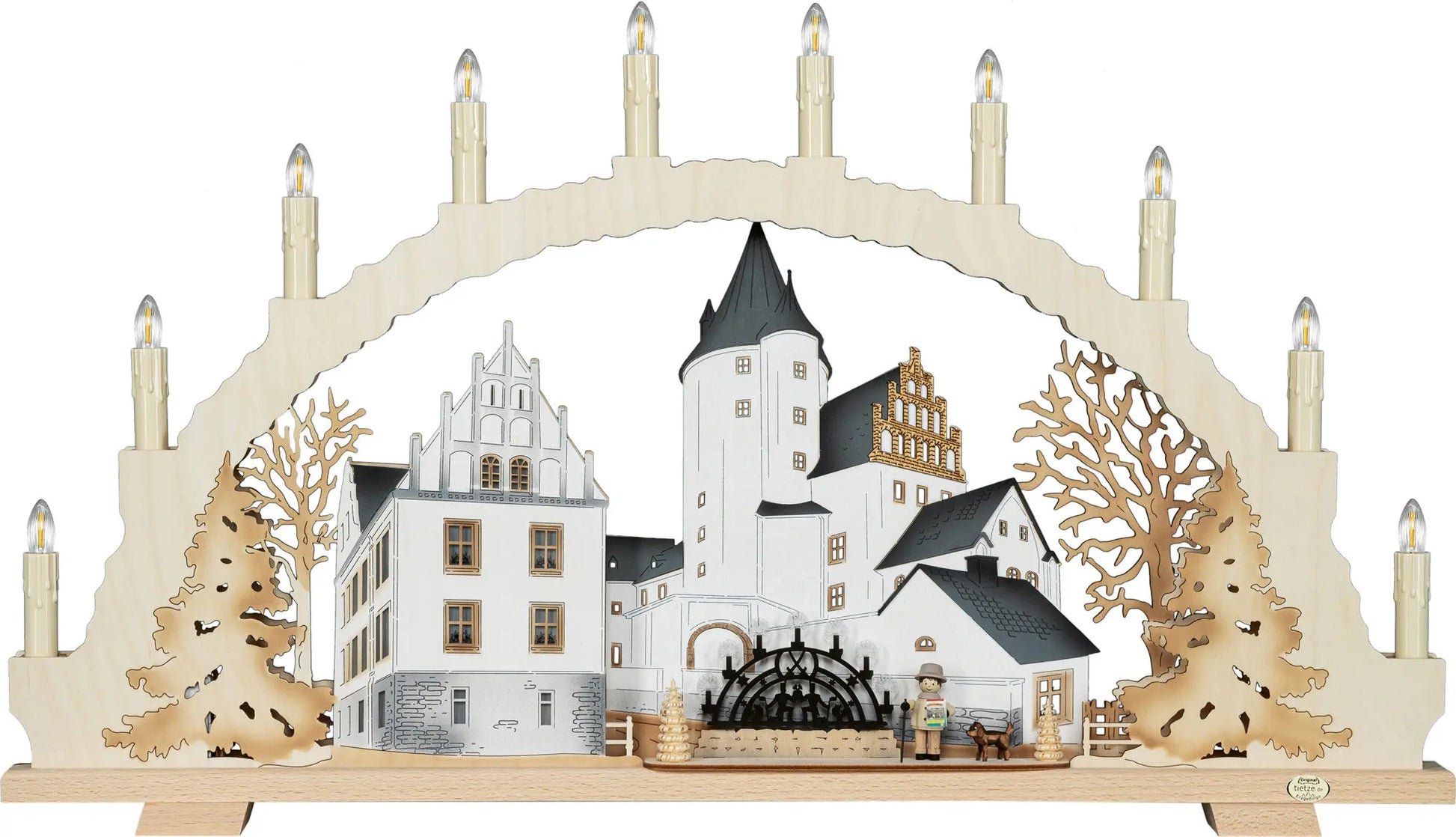 Beleuchteter Holz‑Schwibbogen mit Stadtszene von Schwarzenberg: Schloss mit Turm, historische Häuser, Bergmannsfigur mit Hund und Bäumen, darüber Kerzenlichter im Bogen. LED Schwibbogen "Schlosswanderung" – Frontal unbeleuchtet