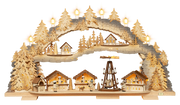 Beleuchteter Holz‑Schwibbogen mit Weihnachtsmarkt‑Szene, Marktständen, Pyramide, kleinen Figuren, Räucherofen und  Bäumen. LED Schwibbogen "Weihnachtsmarkt" – Frontale Ansicht und beleuchtet.