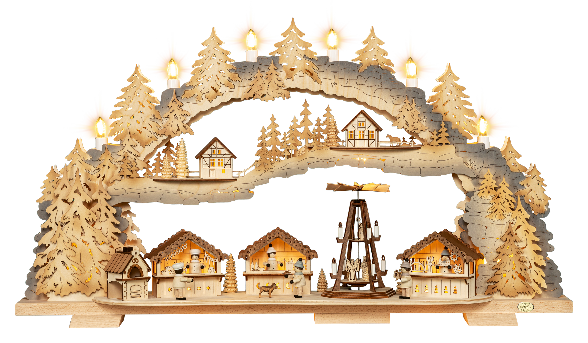 Beleuchteter Holz‑Schwibbogen mit Weihnachtsmarkt‑Szene, Marktständen, Pyramide, kleinen Figuren, Räucherofen und  Bäumen. LED Schwibbogen "Weihnachtsmarkt" – Frontale Ansicht und beleuchtet.
