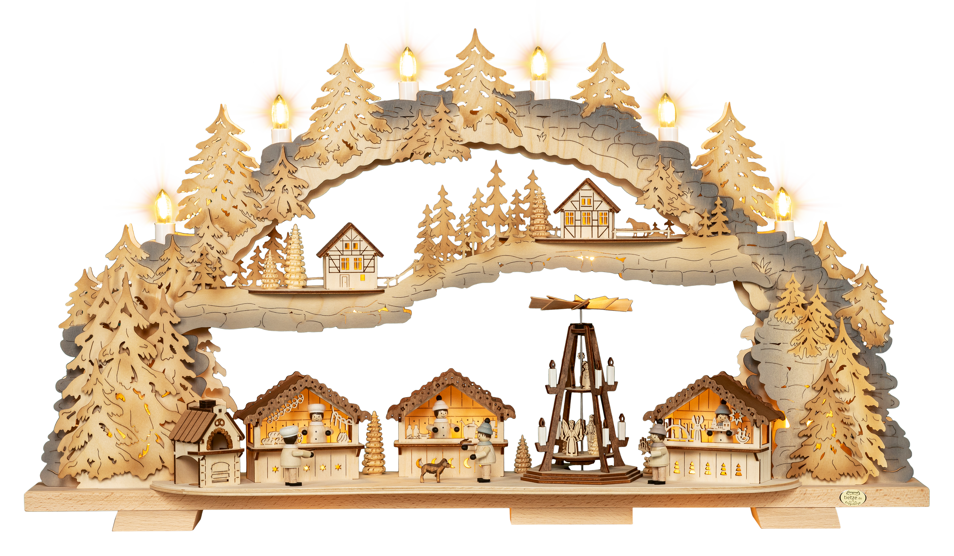 Beleuchteter Holz‑Schwibbogen mit Weihnachtsmarkt‑Szene, Marktständen, Pyramide, kleinen Figuren, Räucherofen und  Bäumen. LED Schwibbogen "Weihnachtsmarkt" – Frontale Ansicht und beleuchtet.