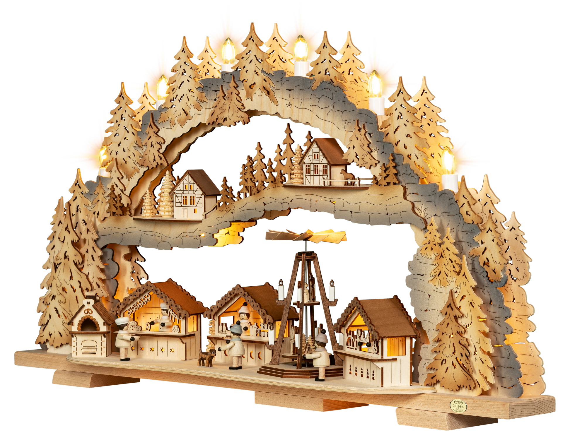 Beleuchteter Holz‑Schwibbogen mit Weihnachtsmarkt‑Szene, Marktständen, Pyramide, kleinen Figuren, Räucherofen und  Bäumen. LED Schwibbogen "Weihnachtsmarkt"– 45° Ansicht von links