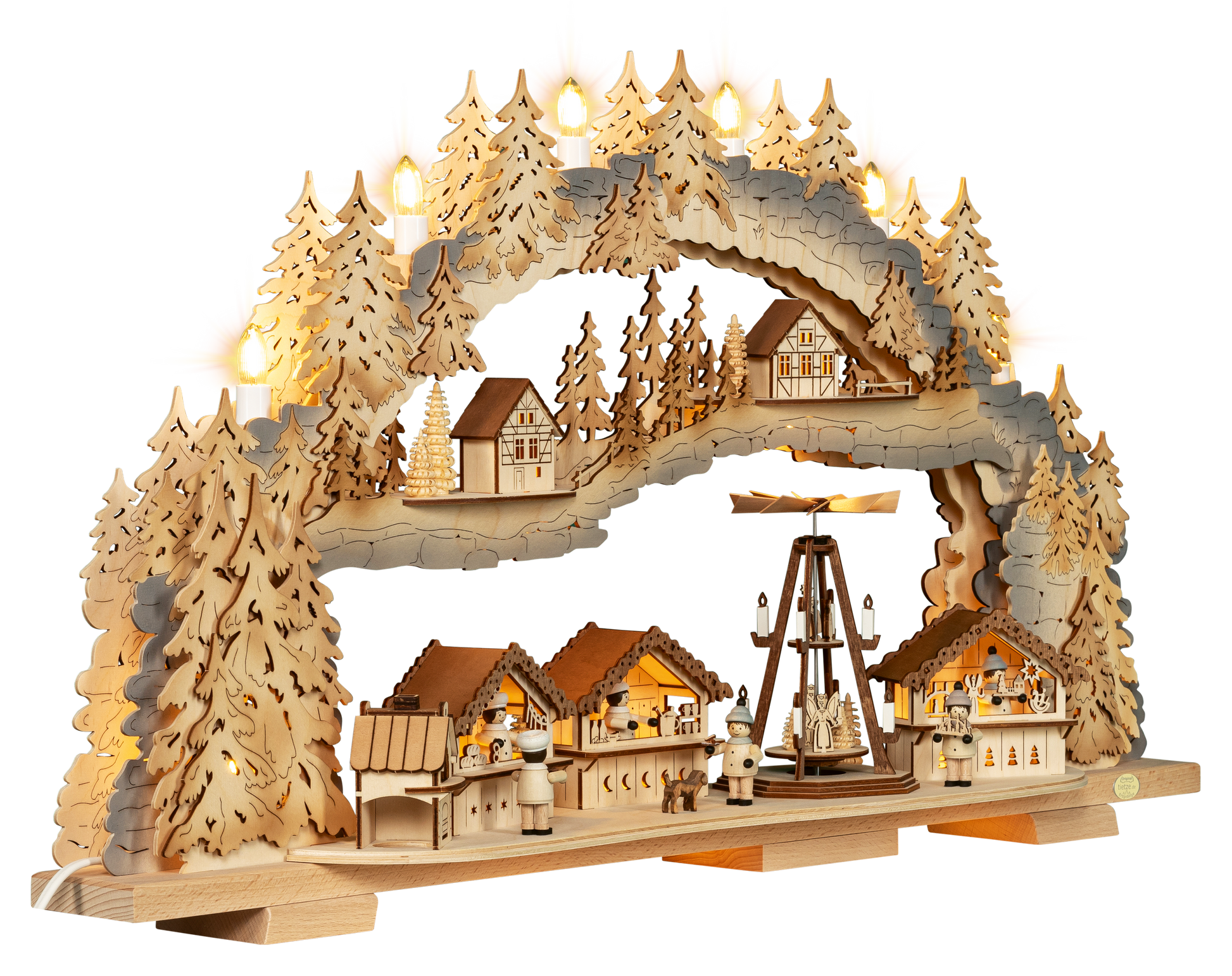 Beleuchteter Holz‑Schwibbogen mit Weihnachtsmarkt‑Szene, Marktständen, Pyramide, kleinen Figuren, Räucherofen und  Bäumen. LED Schwibbogen "Weihnachtsmarkt" – 45° Ansicht von rechts