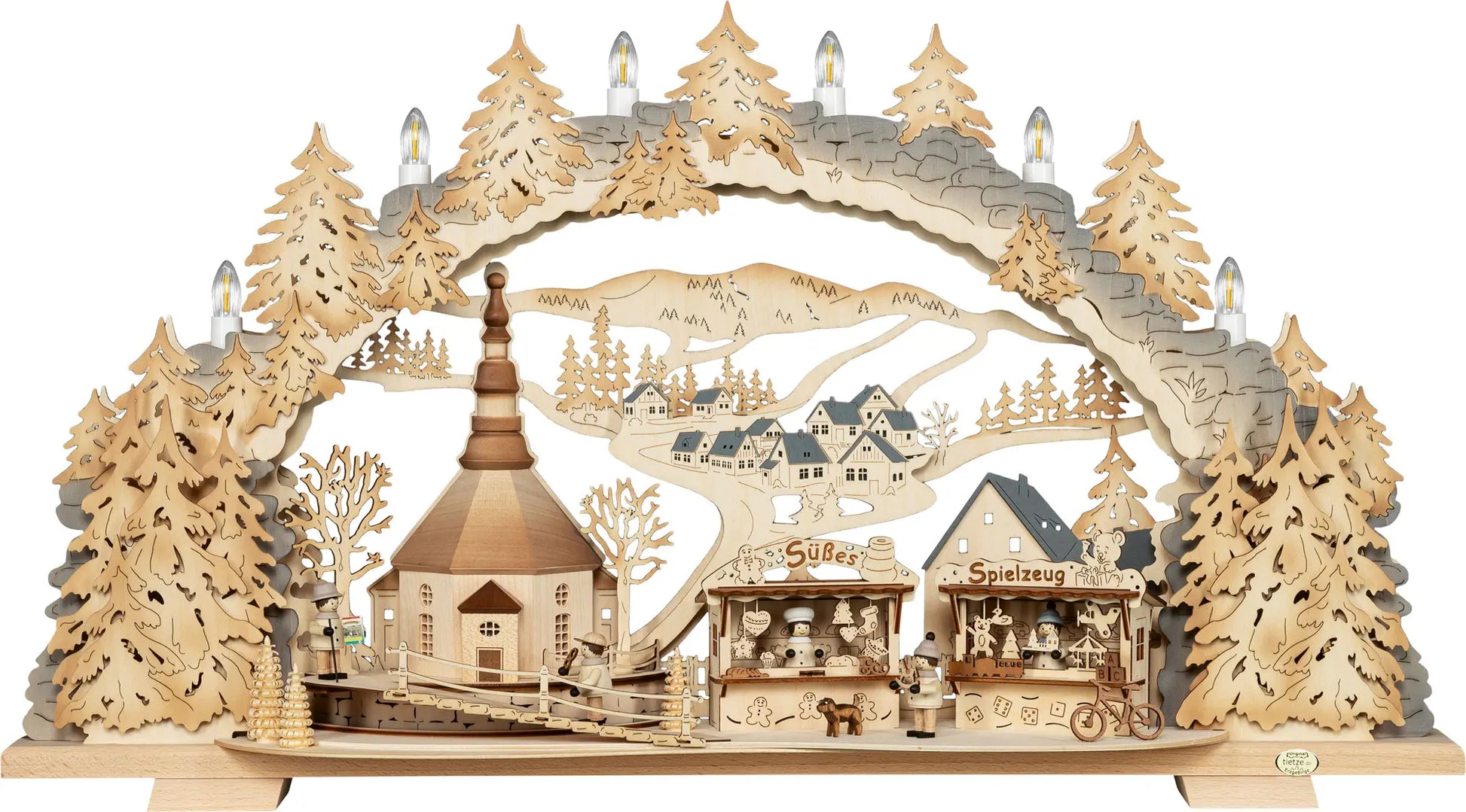 Holz‑Schwibbogen mit Kirmes‑Motiv in Seiffen, Kirche, Marktständen, kleinen Figuren und winterlicher Landschaft. LED Schwibbogen "Kirmes in Seiffen" – Frontal unbeleuchtet