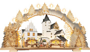 Beleuchteter Holz‑Schwibbogen mit Schloss Schwarzenberg, Weihnachtsmarktständen und kleinen Figuren in weihnachtlicher Kulisse. LED Schwibbogen "Schlossweihnacht Schwarzenberg" – Frontale Ansicht und beleuchtet.