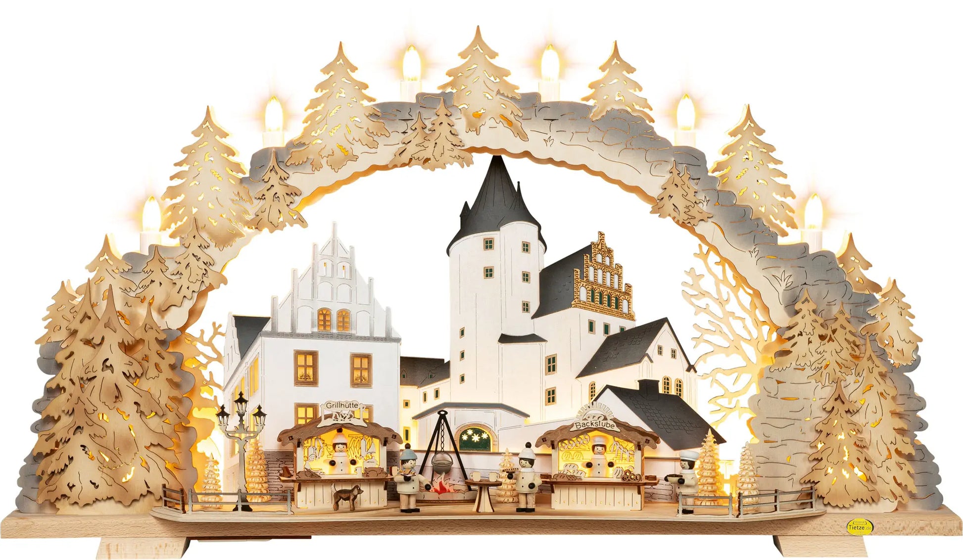Beleuchteter Holz‑Schwibbogen mit Schloss Schwarzenberg, Weihnachtsmarktständen und kleinen Figuren in weihnachtlicher Kulisse. LED Schwibbogen "Schlossweihnacht Schwarzenberg" – Frontale Ansicht und beleuchtet.