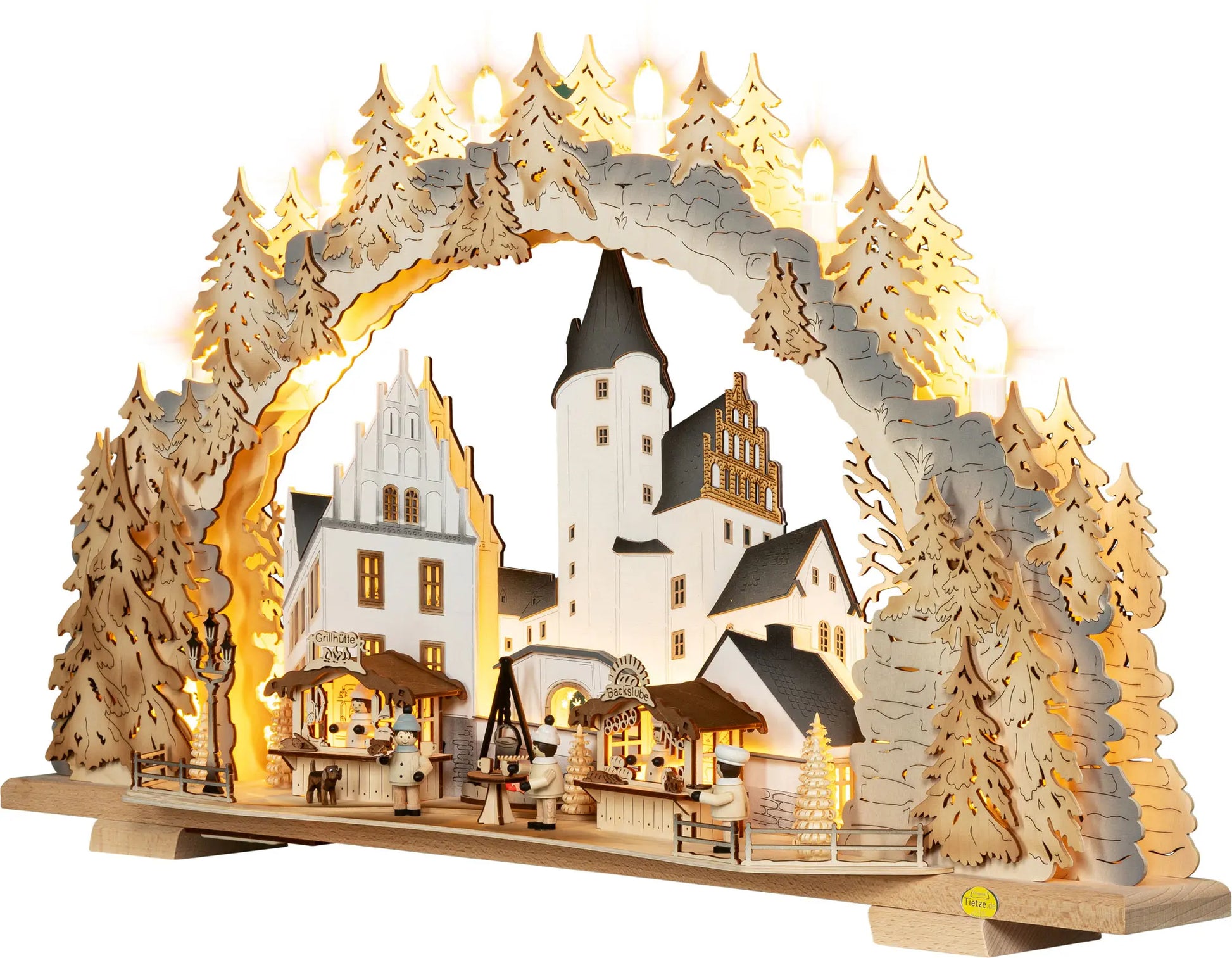 Beleuchteter Holz‑Schwibbogen mit Schloss Schwarzenberg, Weihnachtsmarktständen und kleinen Figuren in weihnachtlicher Kulisse. LED Schwibbogen "Schlossweihnacht Schwarzenberg" beschneit – 45° Ansicht von links