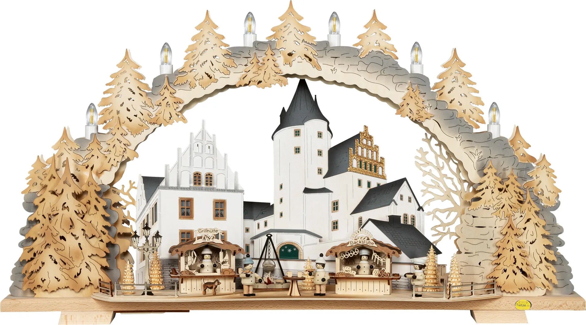 Holz‑Schwibbogen mit Schloss Schwarzenberg, Weihnachtsmarktständen und kleinen Figuren in weihnachtlicher Kulisse.  LED Schwibbogen "Schlossweihnacht Schwarzenberg" beschneit – Frontale Ansicht und unbeleuchtet.