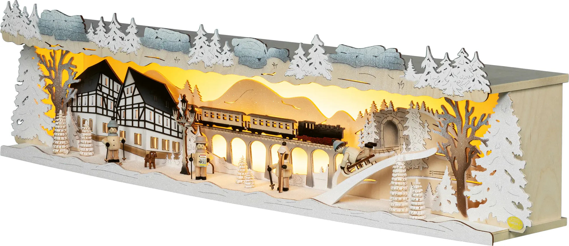 LED Panorama Schwibbogenerhöhung "Winterland Erzgebirge" beschneit – 45° Ansicht von rechts