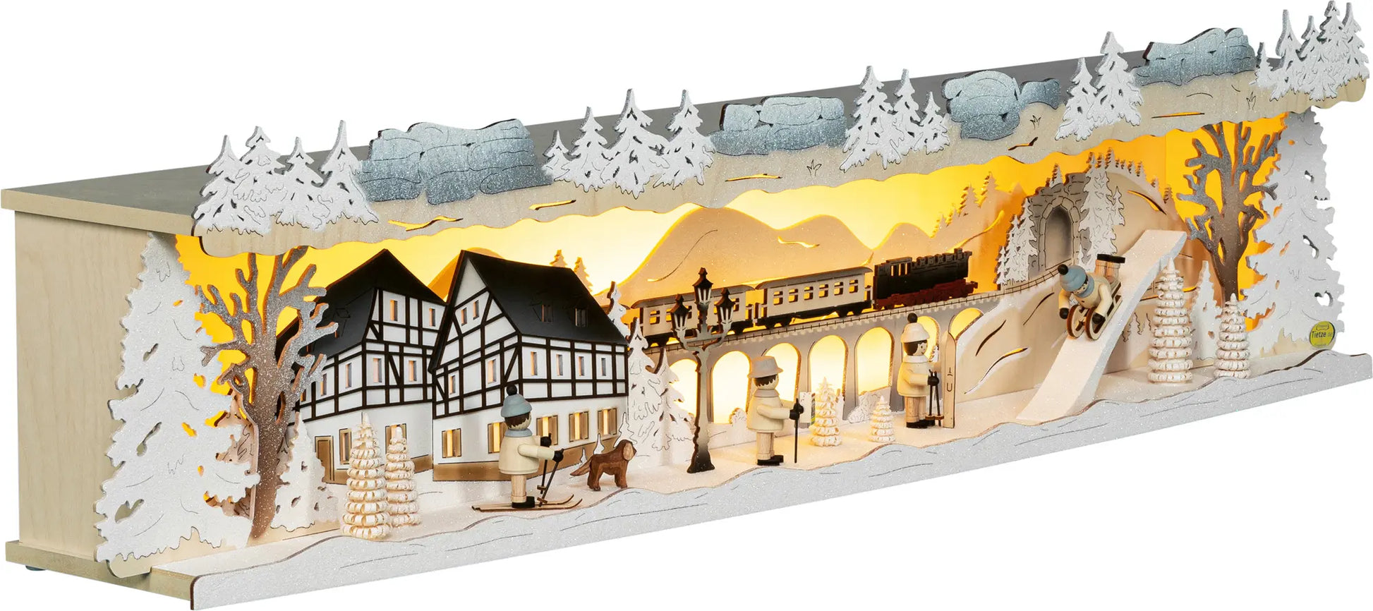 LED Panorama Schwibbogenerhöhung "Winterland Erzgebirge" beschneit – 45° Ansicht von links