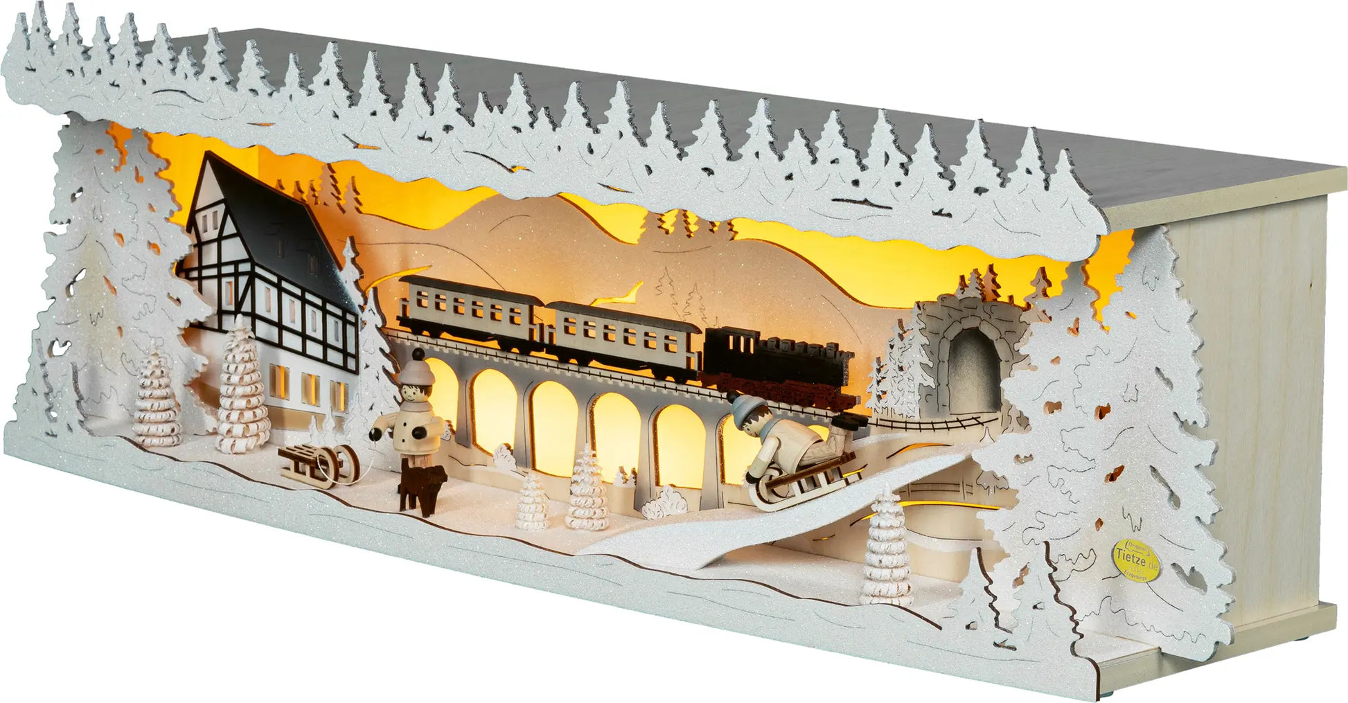 LED Panorama Schwibbogenerhöhung "Winterland Erzgebirge" beschneit – 45° Ansicht von rechts