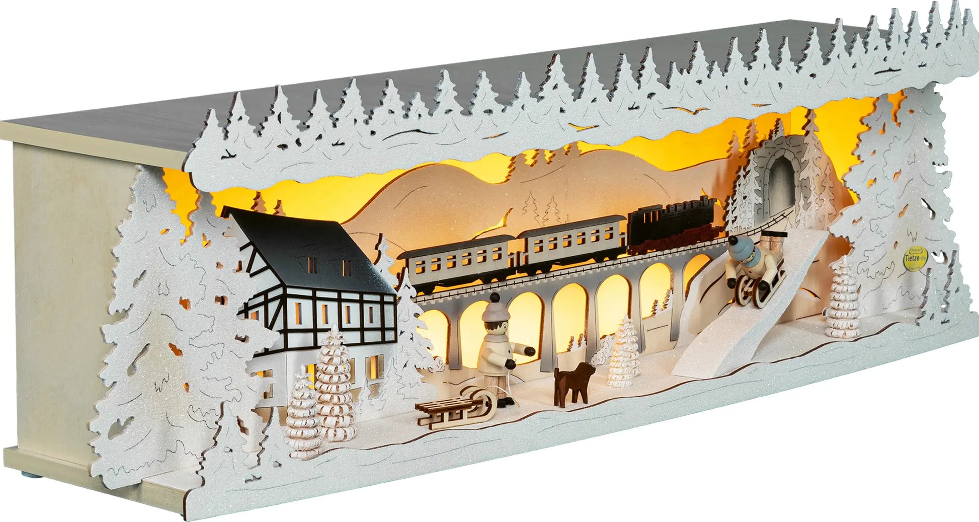 LED Panorama Schwibbogenerhöhung "Winterland Erzgebirge" beschneit – 45° Ansicht von links